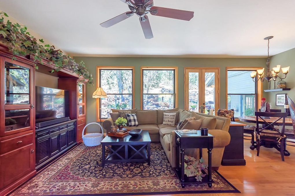 [LIVING ROOM]