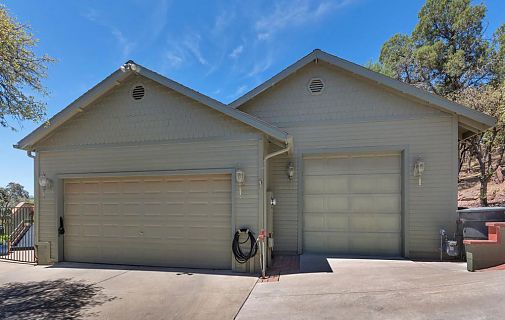 [GARAGE EXTERIOR]
